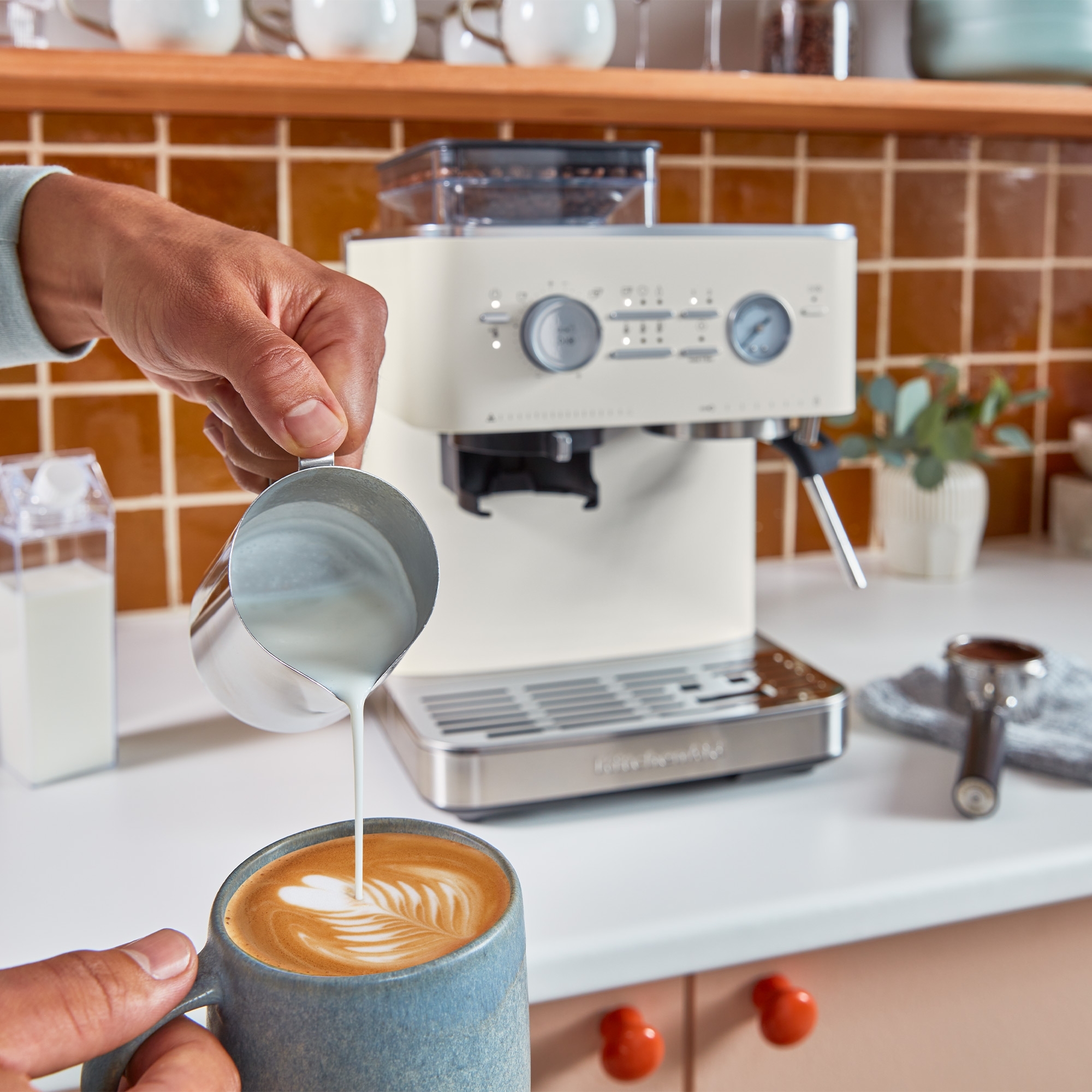 KitchenAid - Halbautomatische Espressomaschine mit Kaffeemühle - Porcelain White